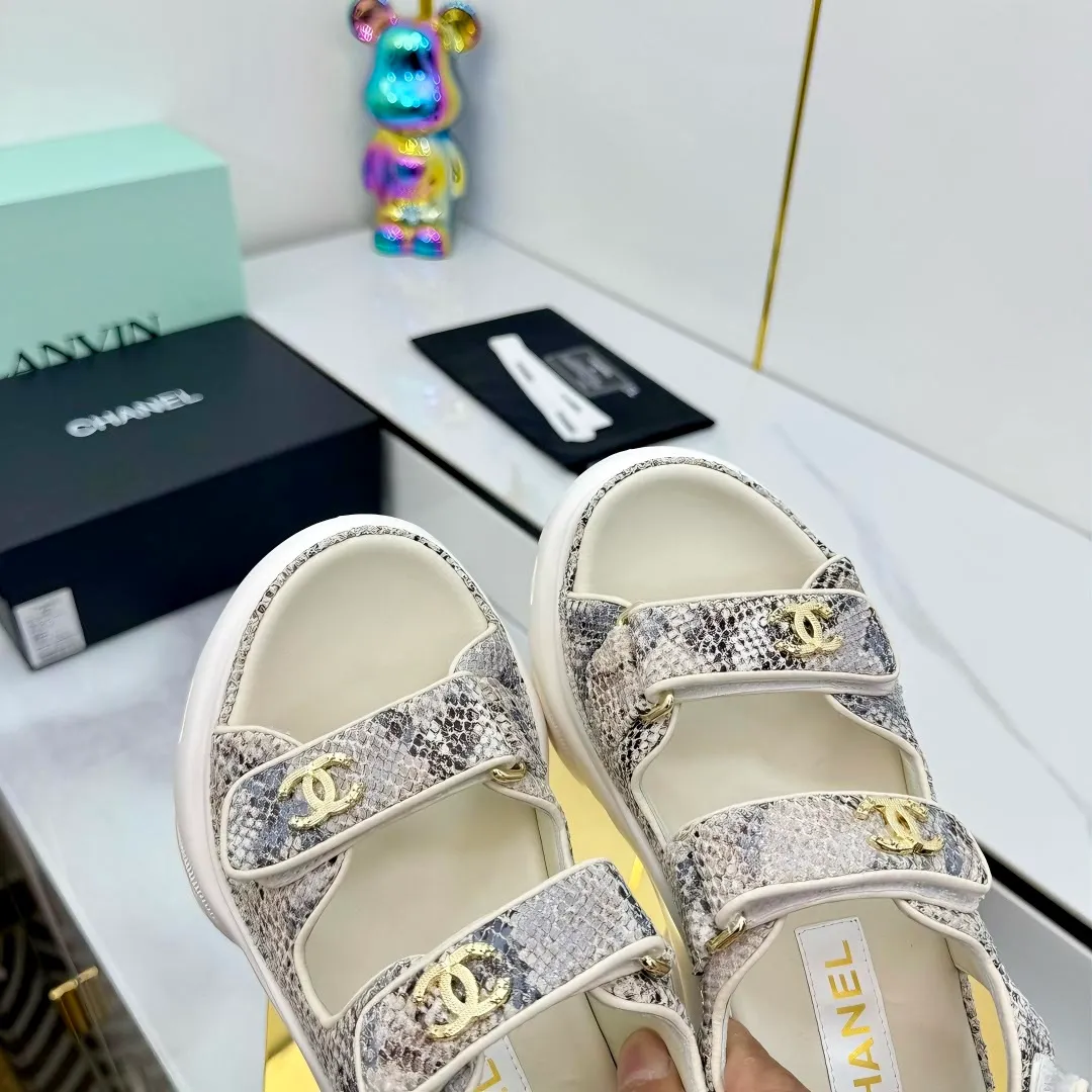 👟👟Ex-factory price 680👟👟 Top version... Chanel｜Chanel Xiaoxiang Velcro Beach Slippers Slippers Casual Beach Shoes 25ss Spring and Summer New Style! Beach shoes are a hit all over the internet! The latest model from the counter, I am still willing to buy it on my feet. It must be ranked among the most popular models. It is invincible in all seasons. Various bloggers and Internet celebrities can see the matching styles. Highly recommended. Pearlescent sheepskin upper, sheepskin lining, suede for feet. Original open-molded TPU outsole size: 35-40 (customized for 40 and 41). Full set of original packaging 👉 👉 👉 👉 👉